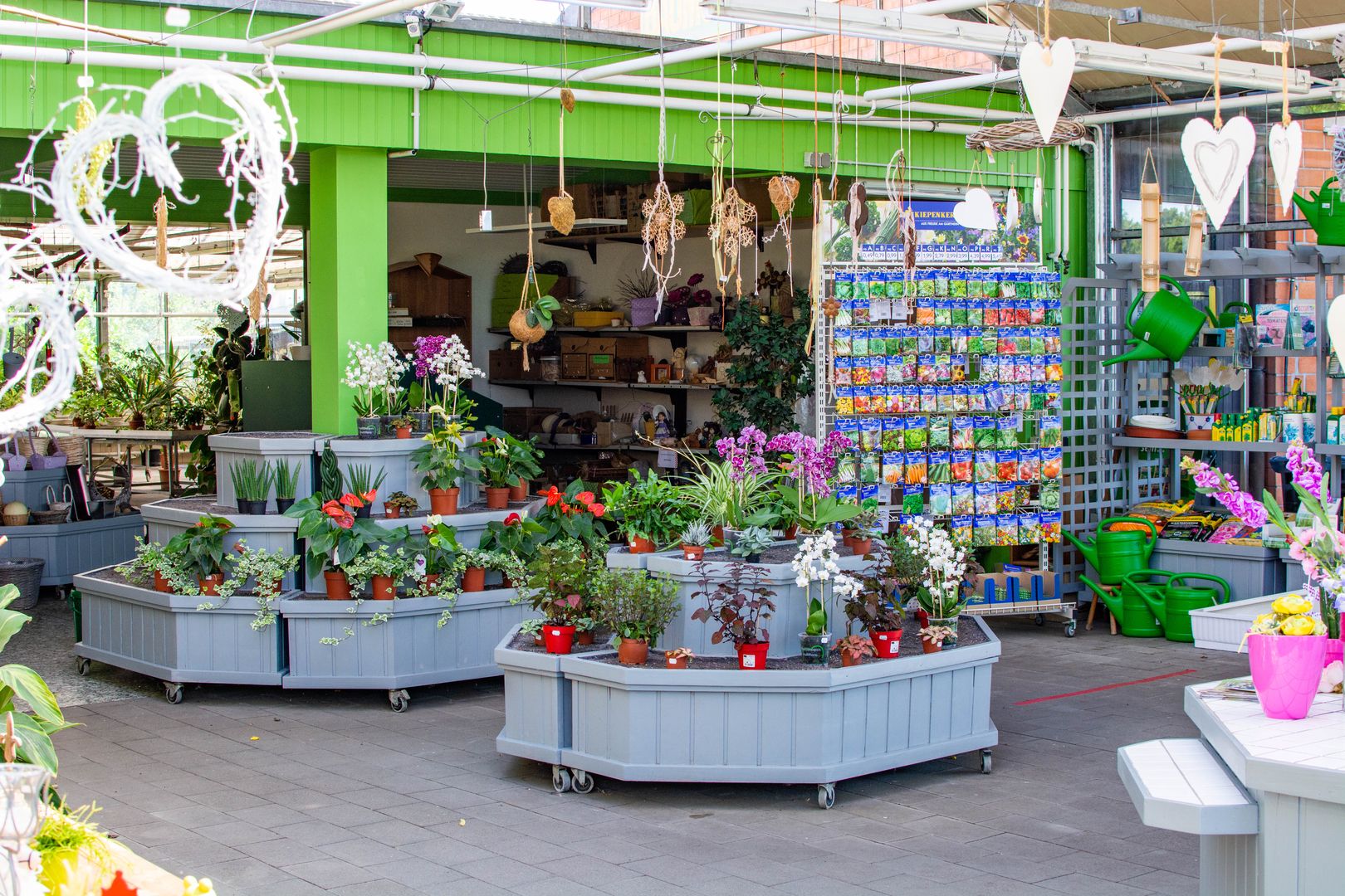 Ein farbenfroher Blumenladen mit ausgestellten Pflanzen und Gartenbedarf.